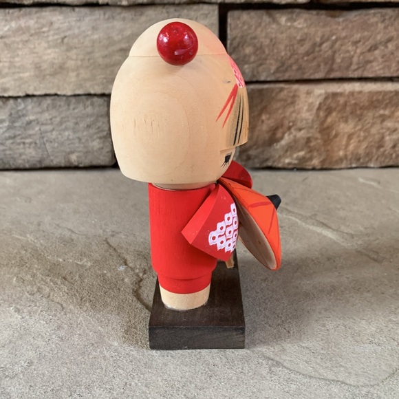 Japanese Kokeshi doll with umbrella - Picture 6 of 7